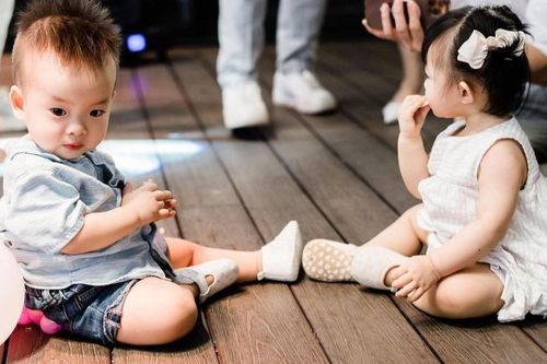 Nhóc tỳ Winnie cực đáng yêu, nhí nhảnh bên con trai nhạc sĩ Dương Khắc Linh