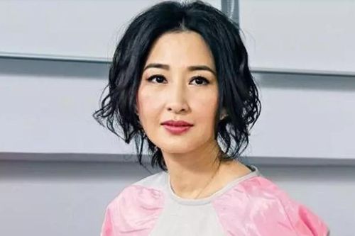 Mỹ nhân TVB Quan Vịnh Hà suy sụp vì em trai qua đời do bị rơi xuống núi
