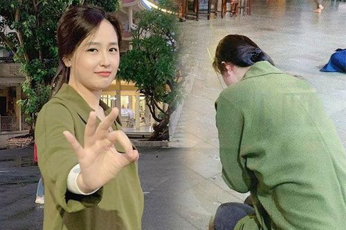 Mai Phương Thúy được khen ăn mặc chuẩn mực khi đi chùa