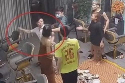 Báo cáo ban đầu vụ phó trưởng công an phường đánh phụ nữ: Bác sĩ nhờ công an