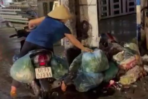 Bắt quả tang 4 người phụ nữ chở rác sinh hoạt đổ trộm