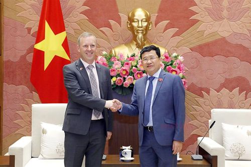 Chủ nhiệm Ủy ban Đối ngoại tiếp Đại sứ Vương quốc Anh tại Việt Nam