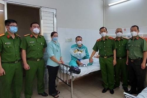 Bị thương gẫy chân, trinh sát hình sự vẫn kiên quyết khống chế đối tượng truy nã