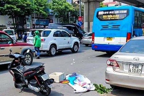 Va chạm với ô tô và xe buýt, nam thanh niên thiệt mạng trên đường