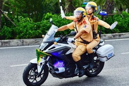 CSGT ứng trực 100% quân số, xử lý nghiêm xe lợi dụng phù hiệu ưu tiên