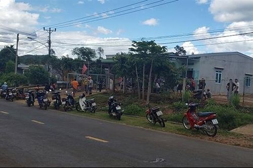 Theo cha ra đồng bắt cá, bé trai 4 tuổi đuối nước thương tâm