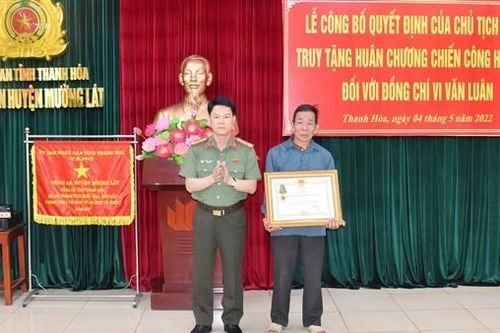 Truy tặng Huân chương chiến công hạng Ba cho Trung tá Vi Văn Luân