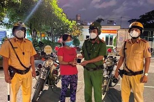Người dân vui mừng khi nhận lại điện thoại bị rơi, do CSGT nhặt được và trao trả