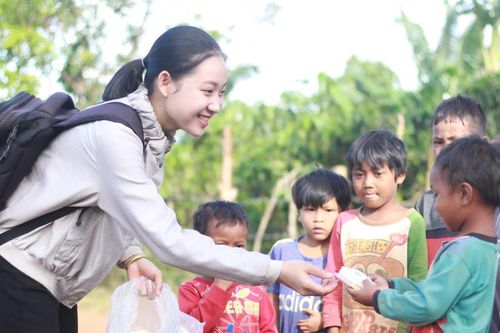 Nữ sinh 17 tuổi rong ruổi làm thiện nguyện khắp buôn làng suốt 4 năm