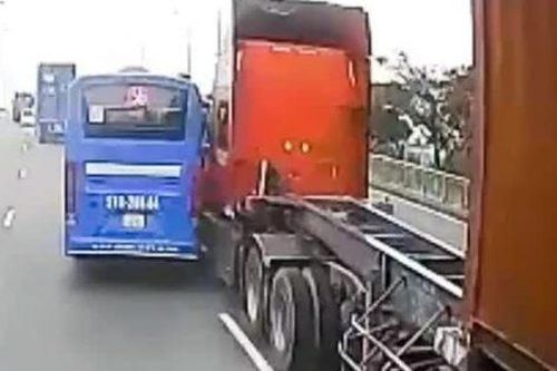 Clip xe buýt tạt đầu xe container khiến dư luận thất kinh