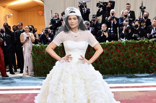 Lý do Kylie Jenner mặc váy cưới ở Met Gala