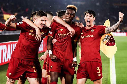 Cú đánh đầu đưa Roma vào chung kết Conference League