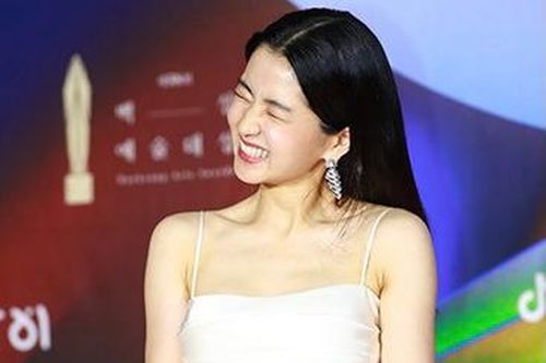 Kim Tae Ri giành giải Nữ diễn viên chính xuất sắc tại Baeksang