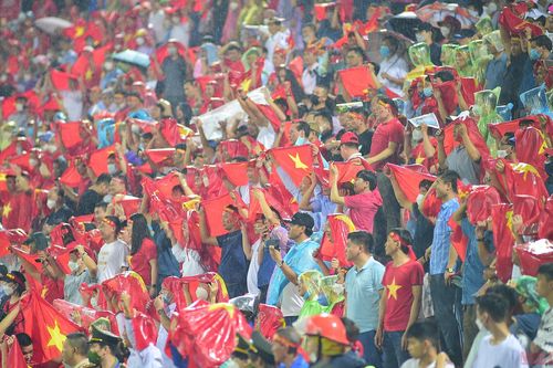 Người hâm mộ vỡ òa tại 'chảo lửa' Việt Trì