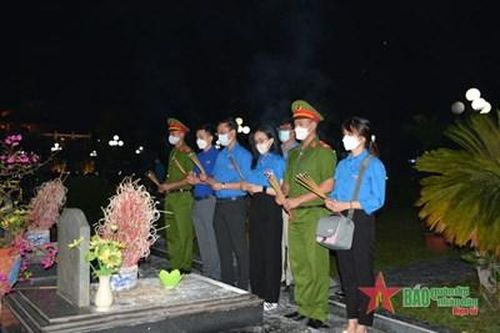 Hơn 200 cán bộ, đoàn viên thanh niên thắp nến tri ân tại Nghĩa trang liệt sĩ A1