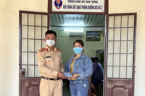 CSGT Đắk Nông giúp người phụ nữ tìm lại điện thoại di động trị giá 35 triệu đồng bị đánh rơi trên xe khách