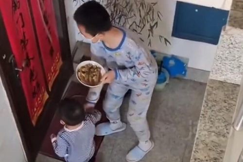 Anh em 'đốn tim' dân mạng khi cho cụ ông hàng xóm đồ ăn