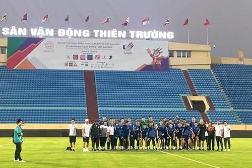 Trước trận mở màn trên SVĐ Thiên Trường, cổ động viên ủng hộ đội U23 Lào