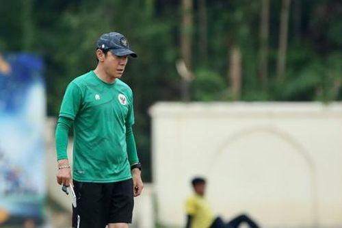 Các đội nước ngoài chê sân xấu, Phú Thọ giải thích ra sao?