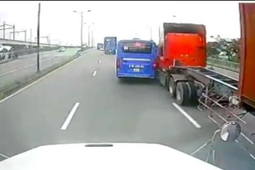 Tài xế xe buýt nói gì về clip 'cú tạt đầu' suýt gây tai nạn gây xôn xao trên mạng?