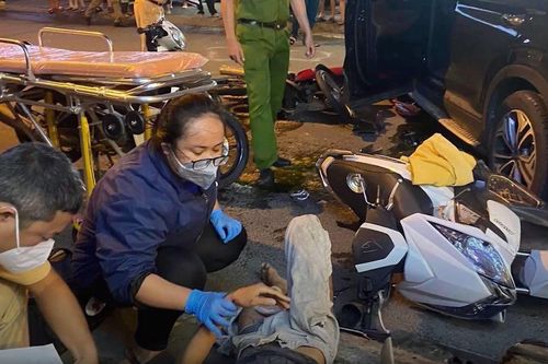 TP HCM: Ô tô 7 chỗ tông gục nhiều xe máy khiến 4 người trọng thương