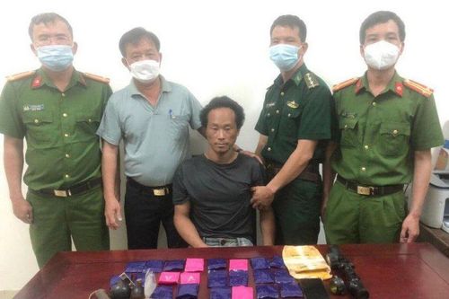 Nghệ An: Bắt đối tượng thủ súng buôn ma túy