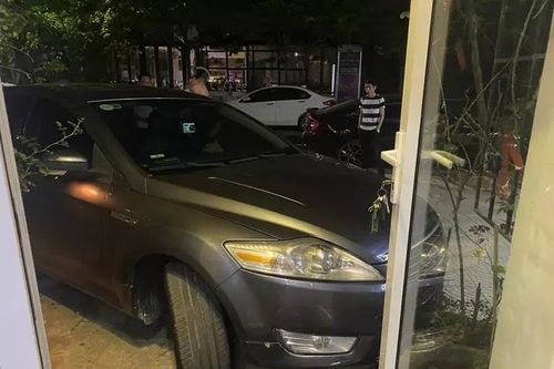 Đậu xe chắn cửa còn thách thức dân, cán bộ Sở Nội vụ bị khiển trách