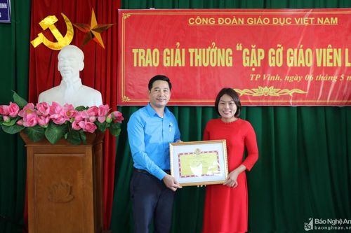 Nghệ An: Khen thưởng giáo viên đạt giải tại cuộc thi 'Gặp gỡ giáo viên lớp 1'