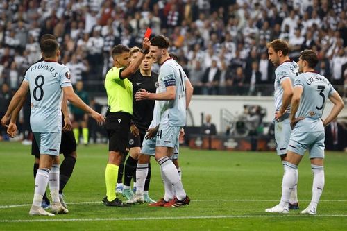 West Ham rời Europa League trong ngày HLV David Moyes nhận thẻ đỏ