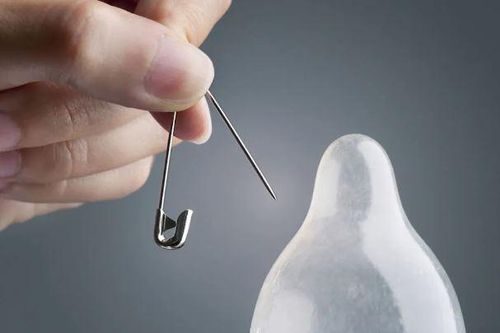 Người phụ nữ bị phạt tù vì chọc thủng bao cao su của bạn trai