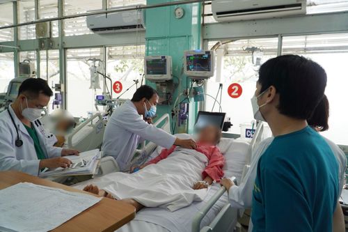 Một phụ nữ phải chạy thận nhân tạo, sử dụng ECMO vì tiêm chất làm đầy