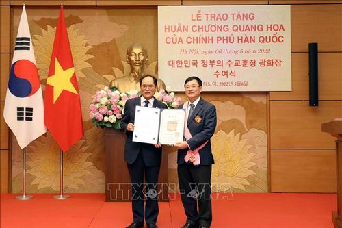 Lễ trao Huân chương Quang Hoa của Chính phủ Hàn Quốc cho ông Trần Văn Túy