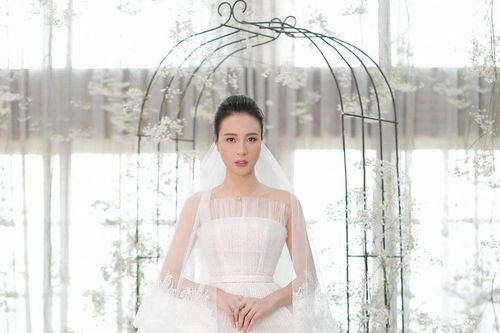 Hai thái cực mĩ nhân Vbiz trong ngày cưới: Người ngọt ngào thanh lịch, người cắt xẻ 'bốc lửa'