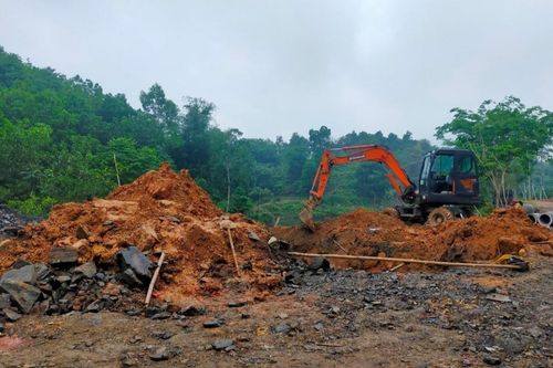 Trong lúc xây cống để làm đường, đất đá sạt lở khiến một người tử vong