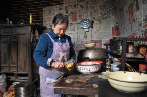 Quy định người kiếm ít tiền nhất sẽ nấu bữa sáng, mẹ chồng 'tối sầm' mặt khi con dâu 'xòe' phiếu lương
