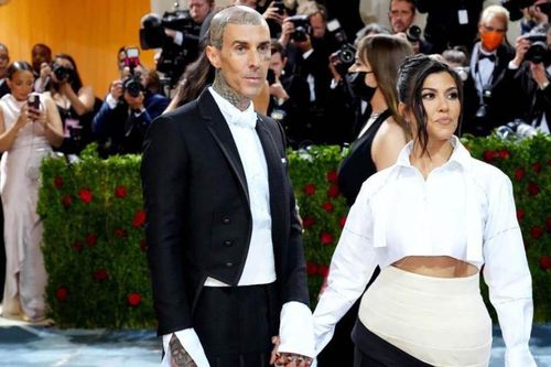 Kourtney Kardashian vừa đứng vừa khâu váy trên đường đến Met Gala 2022