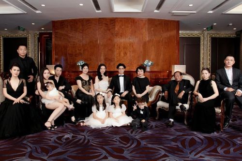 Ngô Thanh Vân khoe ảnh cưới đầy 'quyền lực' cùng đại gia đình, bày tỏ sự biết ơn tới từng thành viên