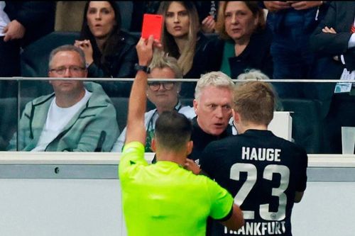 HLV David Moyes bị đuổi khỏi sân sau khi sút vào cậu bé nhặt bóng
