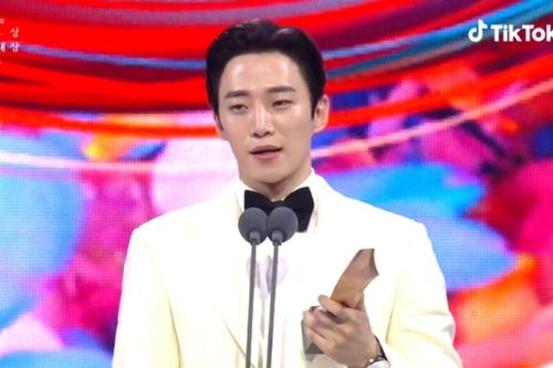 Baeksang 2022: Lee Junho gây tranh cãi vì vượt mặt Lee Jung Jae giành Daesang