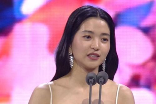 Baeksang 2022: Kim Tae Ri bị mắng tan nát khi vượt mặt đàn chị Kim Hye Soo lên ngôi Thị Hậu