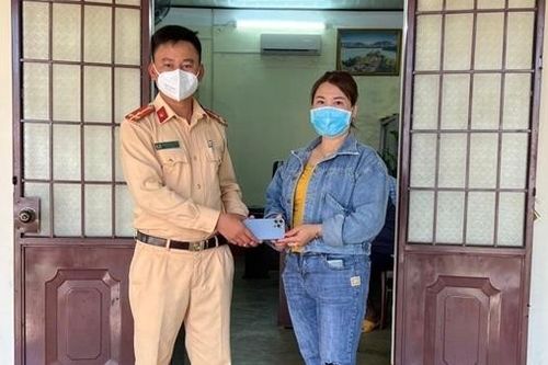 Cảnh sát giao thông giúp người dân tìm lại tài sản bị đánh rơi