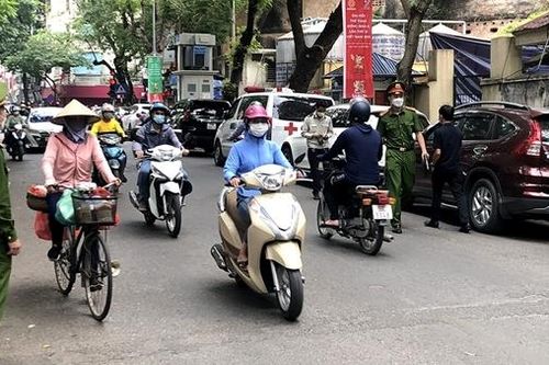 Xử phạt 6 bãi trông giữ xe quanh Bệnh viện Hữu nghị Việt Đức