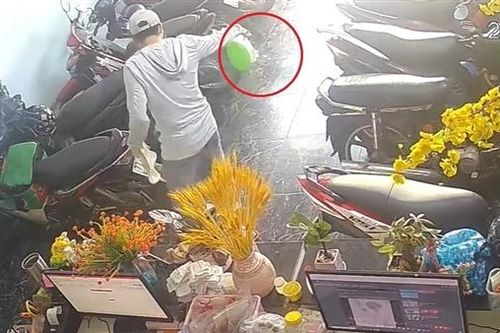 Gần 40 người thoát chết khi kẻ lạ mặt ném xăng phóng hỏa tiệm game
