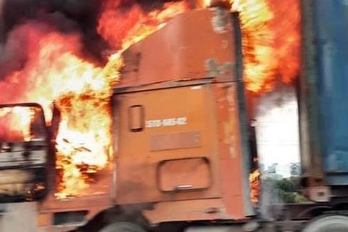 Cháy rụi đầu kéo container trên cao tốc Long Thành-Dầu Giây