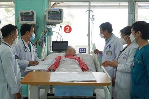 Người phụ nữ bị tai biến sau khi tiêm chất làm đầy vào vùng ngực và mặt