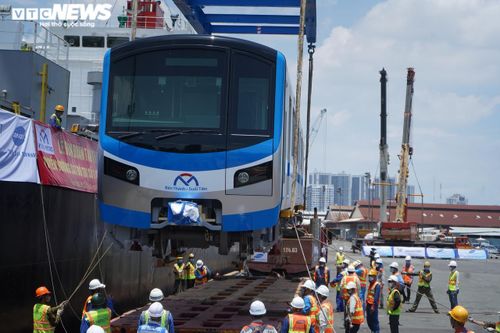 Cận cảnh 2 đoàn tàu cuối cùng tuyến Metro số 1 về đến TP.HCM