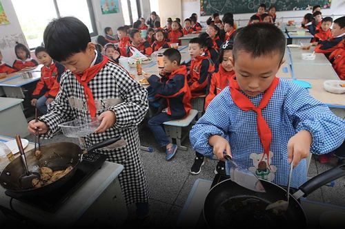 Phụ huynh Trung Quốc mệt mỏi khi con phải học nấu ăn ở trường
