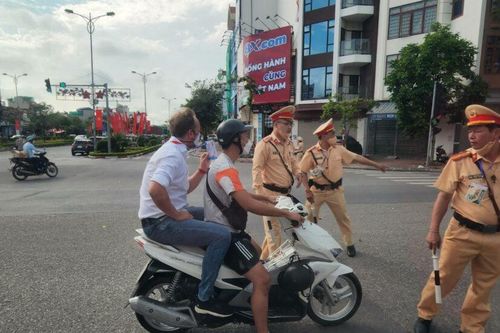 Báo Thái Lan: HLV Polking vi phạm giao thông ở Việt Nam