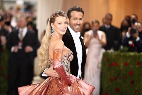 Blake Lively biến hình tại thảm đỏ