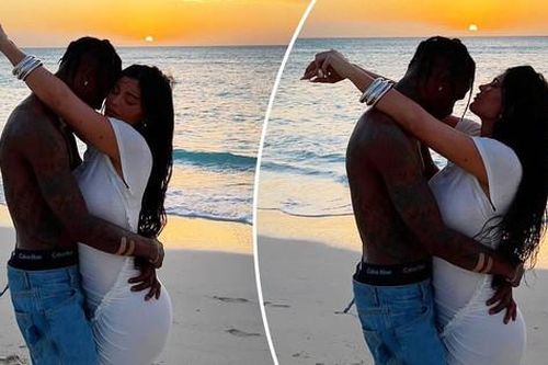 Kylie Jenner khoe dáng bốc lửa, tình tứ bên Travis Scott